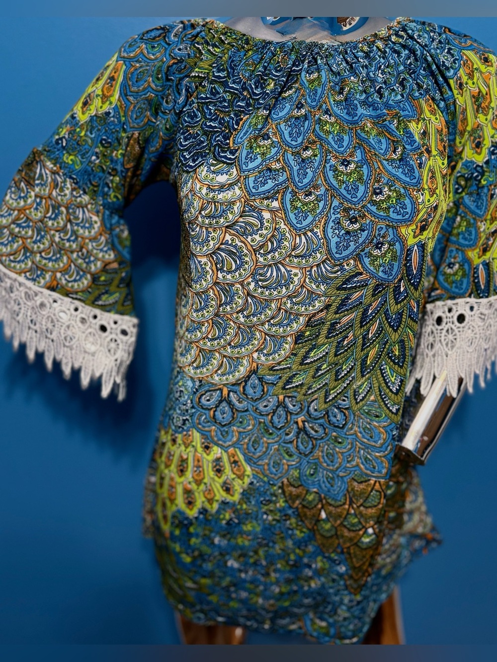 WinWin Blue & Green Peacock-Print Lace-Sleeve Tunic